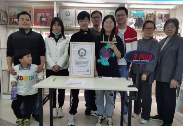 魔方震惊裁判 比赛组委会：该成绩达到世界级水准九游会·j9网站“00后”女孩用0578秒还原(图1)